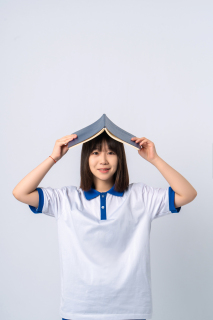 书在头顶的女学生实拍图