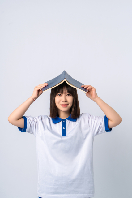 书在头顶的女学生实拍图