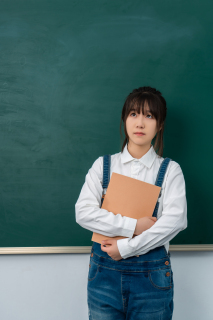 教室里学习的女学生图片