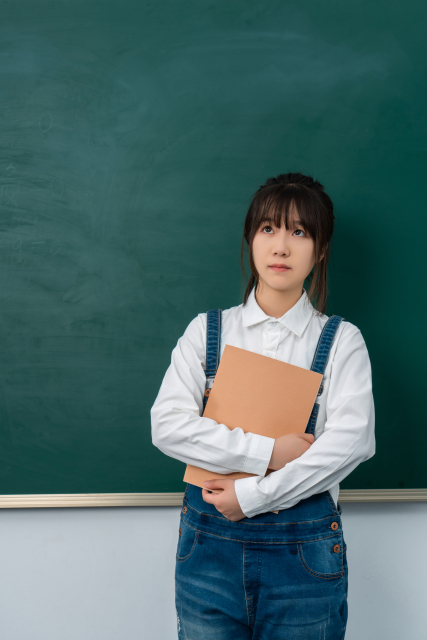 教室里学习的女学生图片