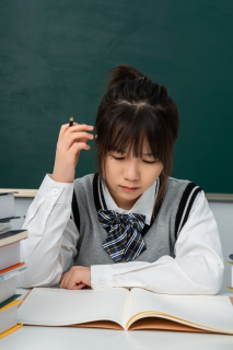 专注看书的女孩子近景实拍图