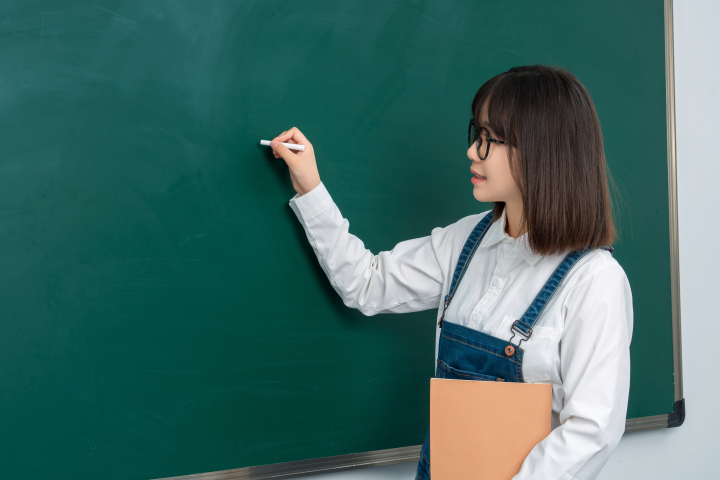 黑板上写字的女学生图版权图片下载