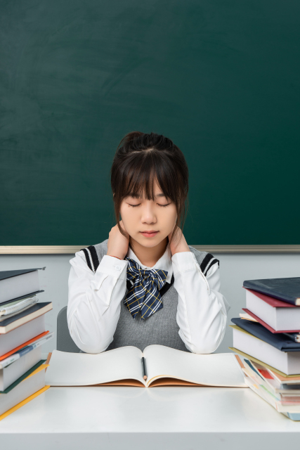 高中生按压颈部放松实拍图