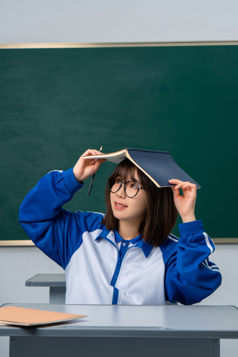 天真可爱的女同学高清图版权图片下载