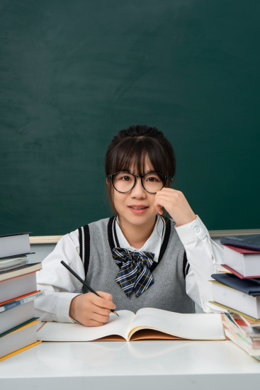 绿色黑板前的高中生实拍图