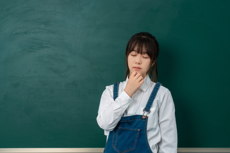 低头思考的女学生高清图