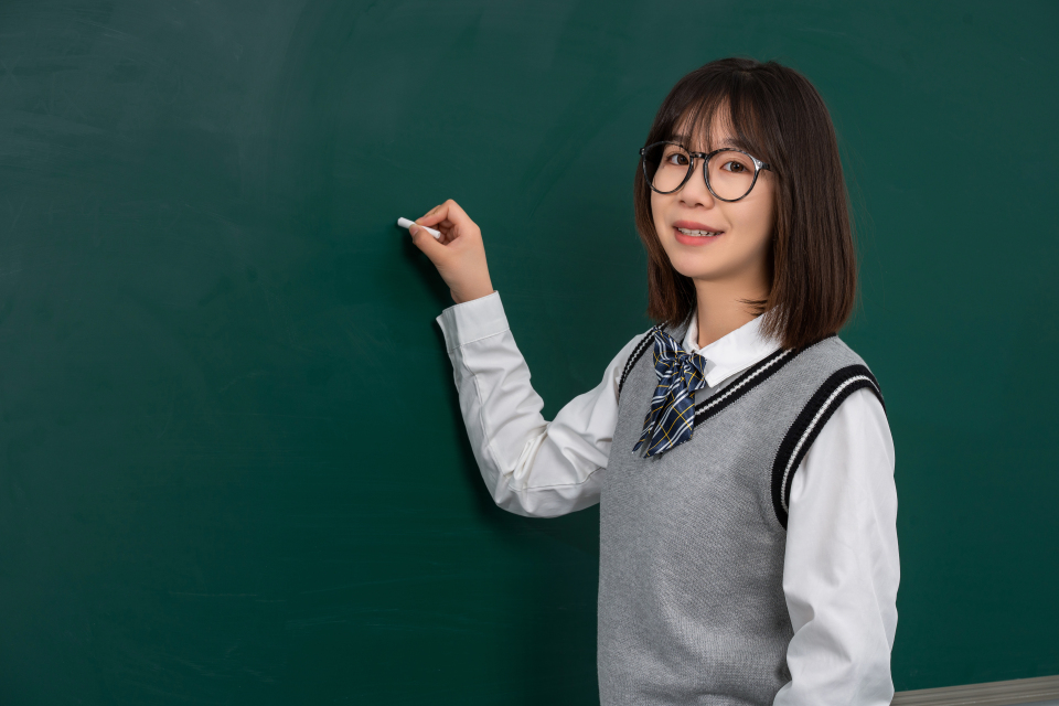 手拿粉笔的高中生实拍图