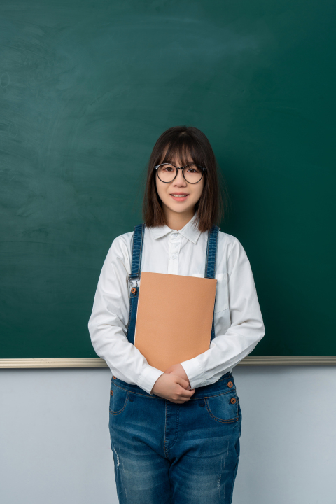 站立中的可爱女高中生版权图片下载