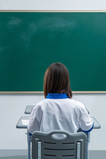 认真学习的学生背影高清图