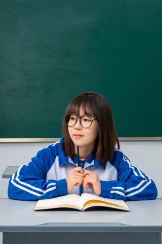 不认真听课的女生高清图