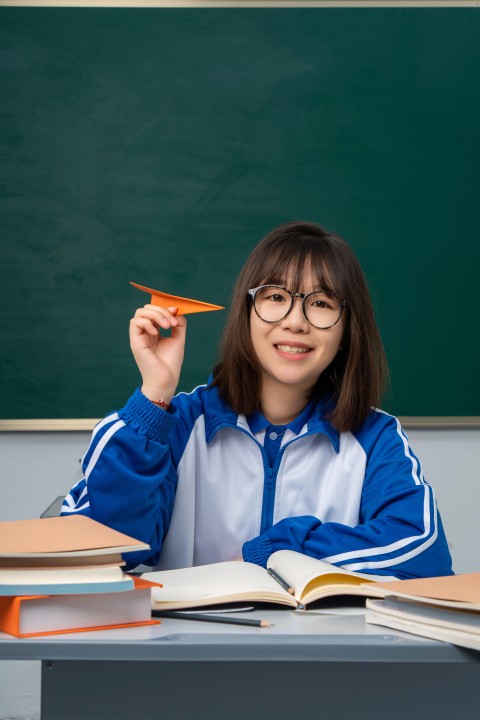 戴眼镜的女学生高清图版权图片下载