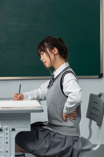 扶腰学习的女学生高清图