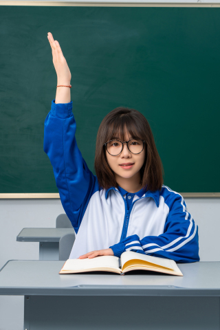手举的高高的发言女生高清图