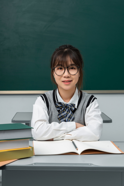 坐姿端正的女生上半身形象照