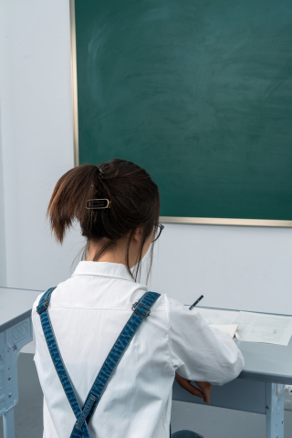 认真学习的女学生图片