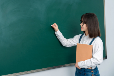 写字中的女学生图片