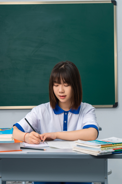 老师讲课时认真做笔记的女同学高清图