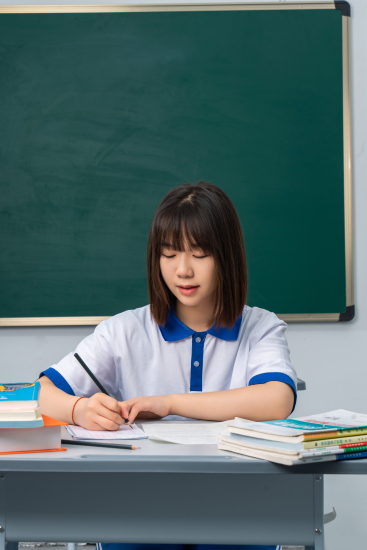 老师讲课时认真做笔记的女同学高清图