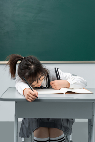 趴课桌上的女学生实拍图