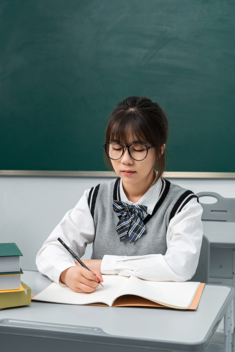 课间做作业的女生实拍图版权图片下载