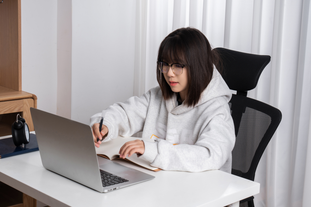 可爱中学生书房里认真上课实拍图版权图片下载