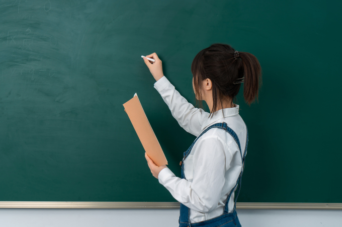 粉笔字教学的女老师高清图
