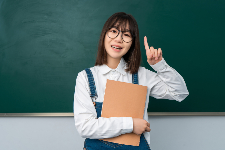 短发可爱女高中生版权图片下载