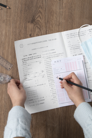 填写答题卡中的学生图