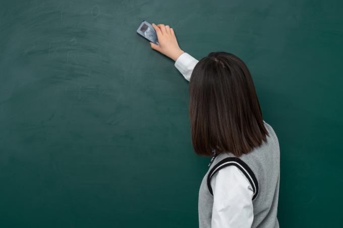 上课前擦黑板的高中生高清图