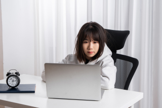 中学生认真上网课实拍图