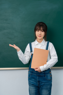 黑板前讲课的女学生图