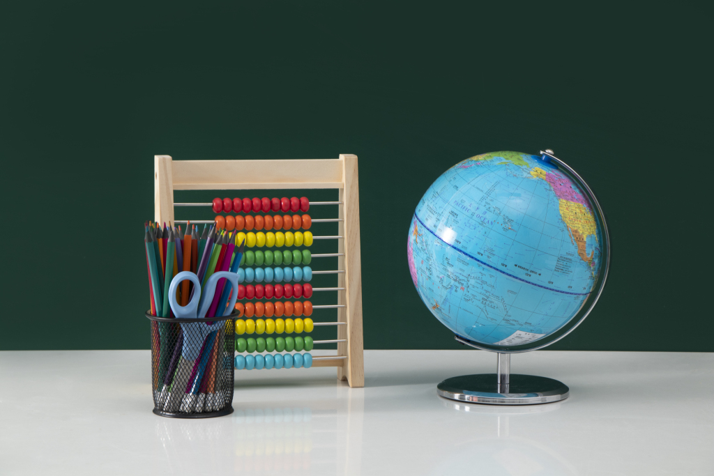 笔筒算珠地球仪教学用品高清图版权图片下载