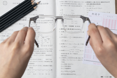 手拿眼镜的学生图片