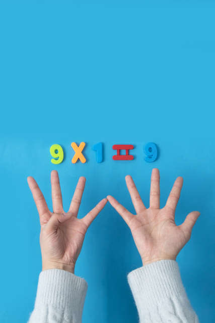 彩色积木小朋友手指实拍图