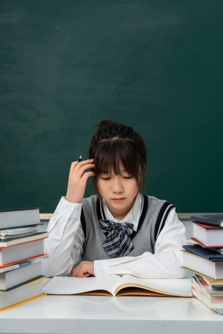 高中生学习半身照实拍图