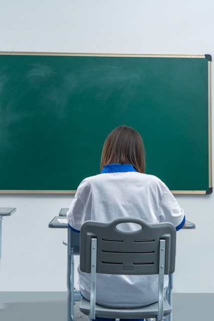 专注学习的学生背影高清图