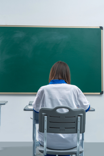 专注学习的学生背影高清图