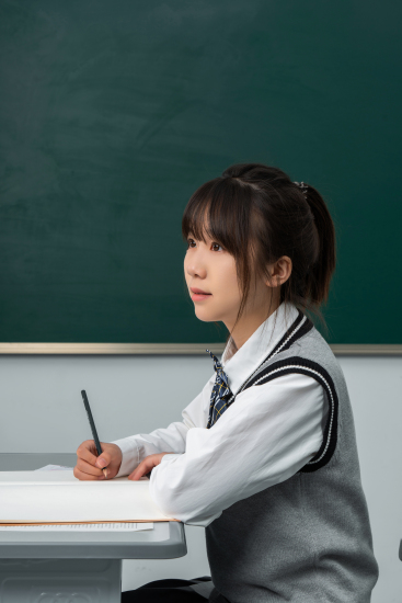 高中生课堂上认真听课高清图