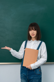 短发可爱女学生图片