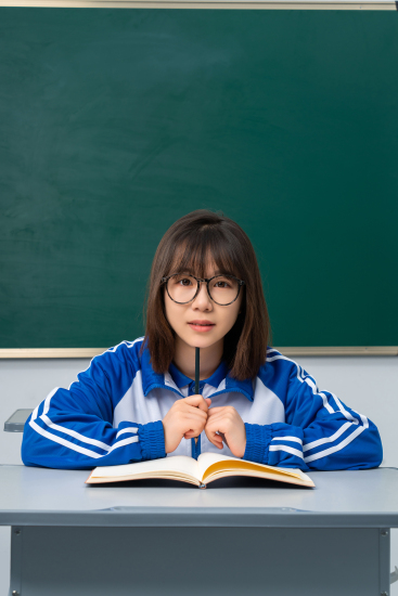 板正坐着认真听课的女生高清图