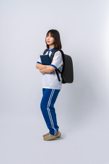 半蹲的女学生实拍图