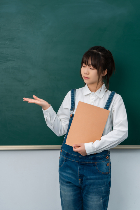 优秀可爱女学生版权图片下载