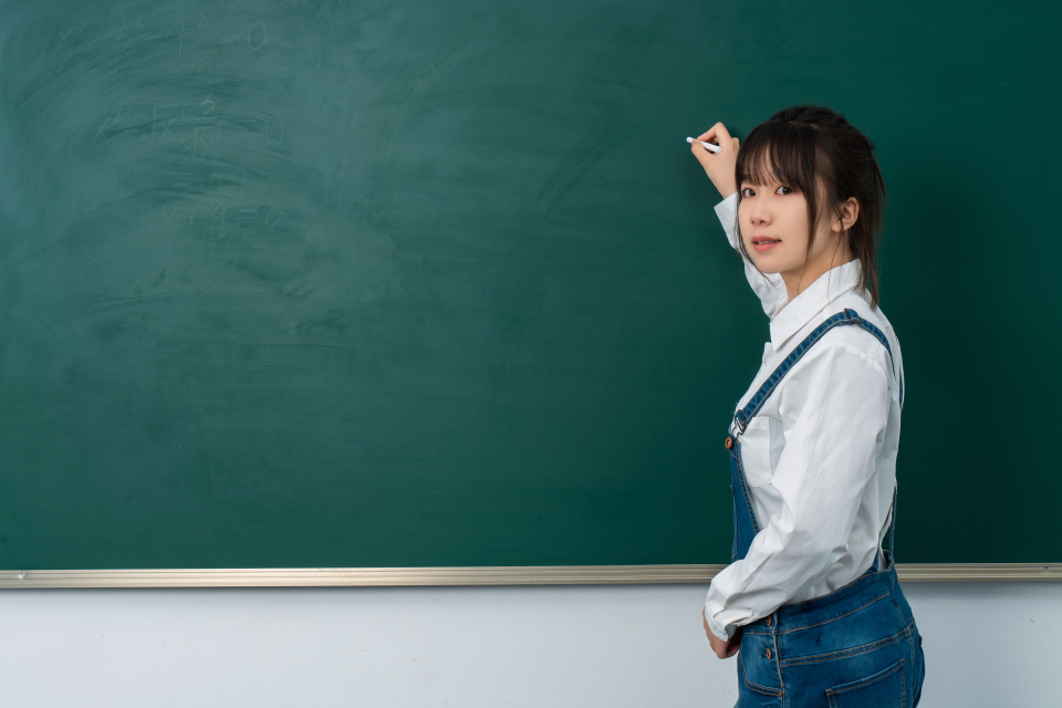 讲课中的女老师高清图