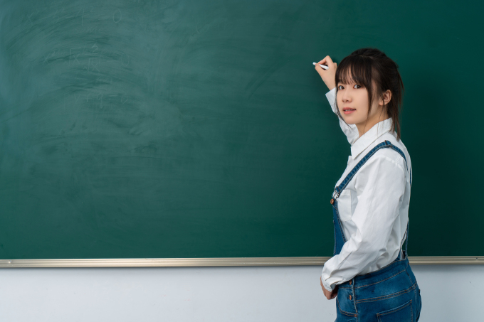 讲课中的女老师高清图