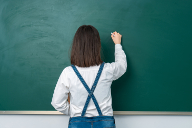 教室里题目讲解中的女学生