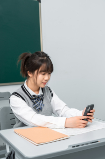 高中生正在玩手机高清图