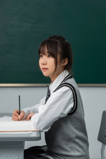 高中女生认真听讲高清图