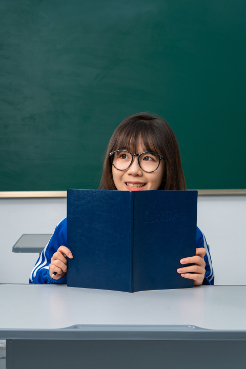 大声朗读的女同学高清图版权图片下载