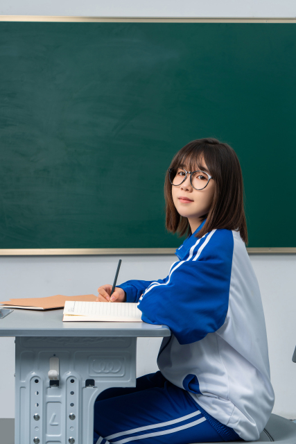 拿着笔做课堂笔记的女生高清图