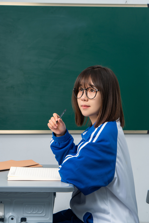 侧拍女学生学习高清图版权图片下载